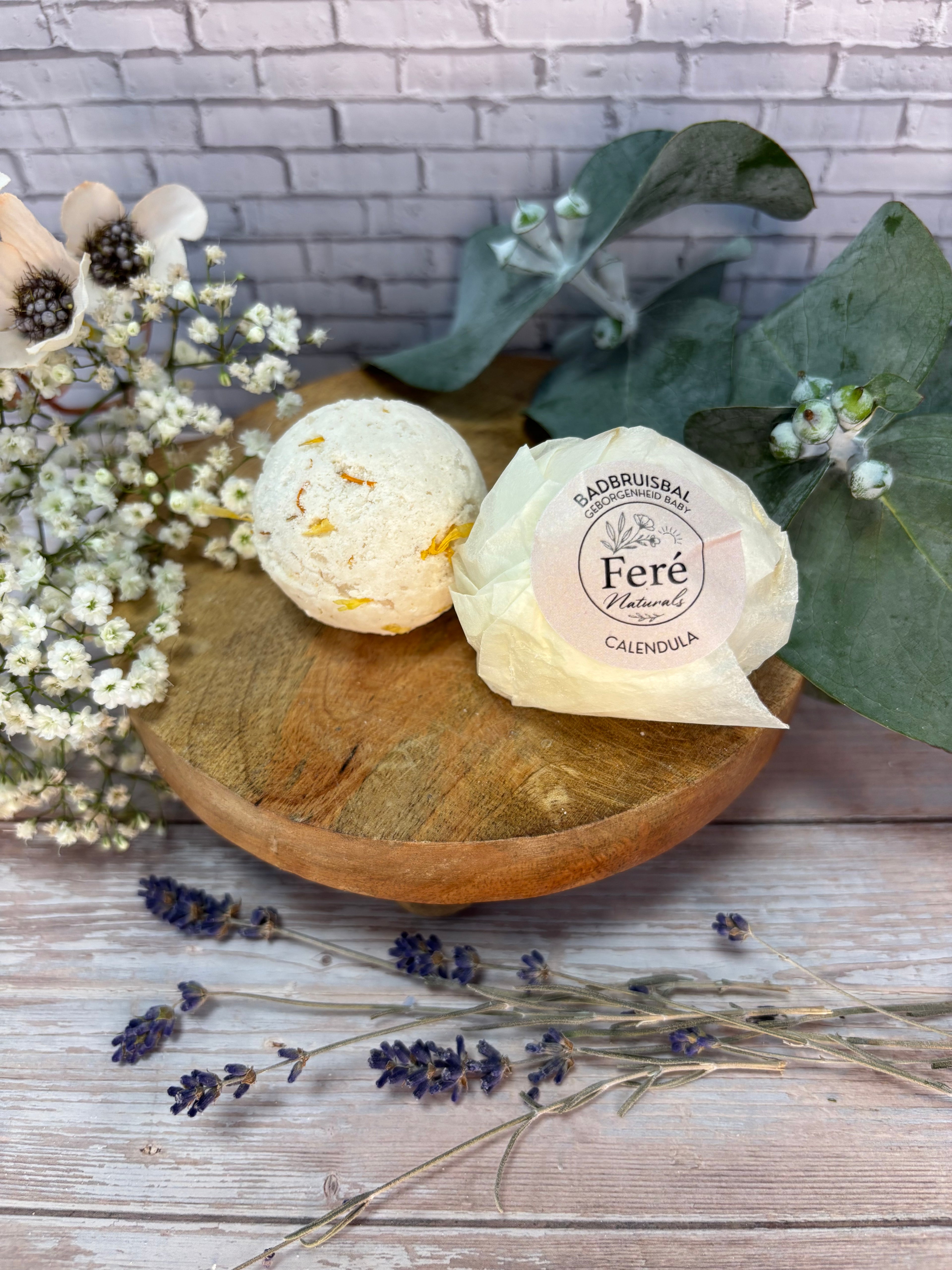 Bad Bruisbal. Geborgenheid.   Baby variant met Calendulabloem
