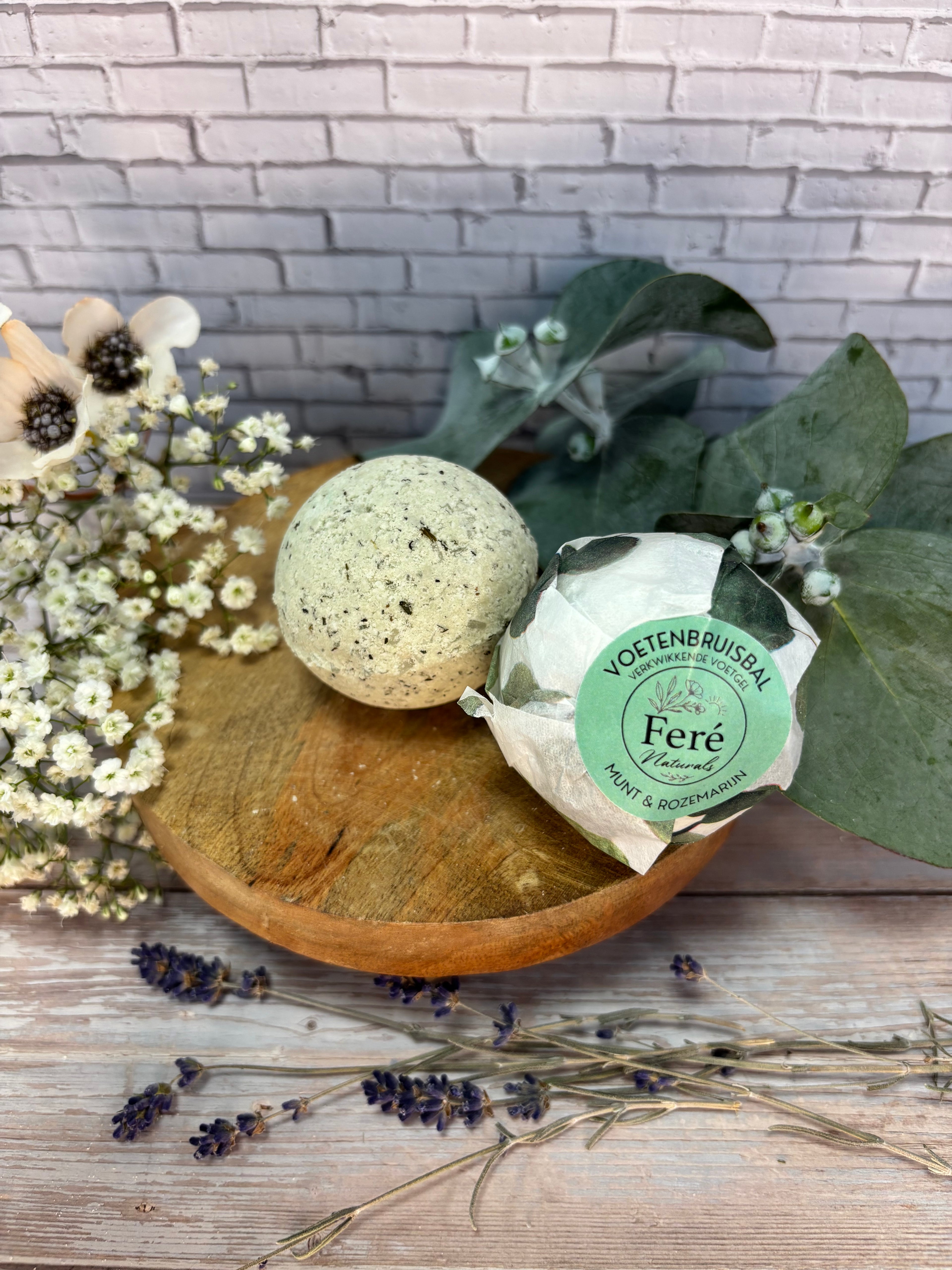 Voeten Bruisbal.        Verkwikkende voetgel             Munt & Rozemarijn