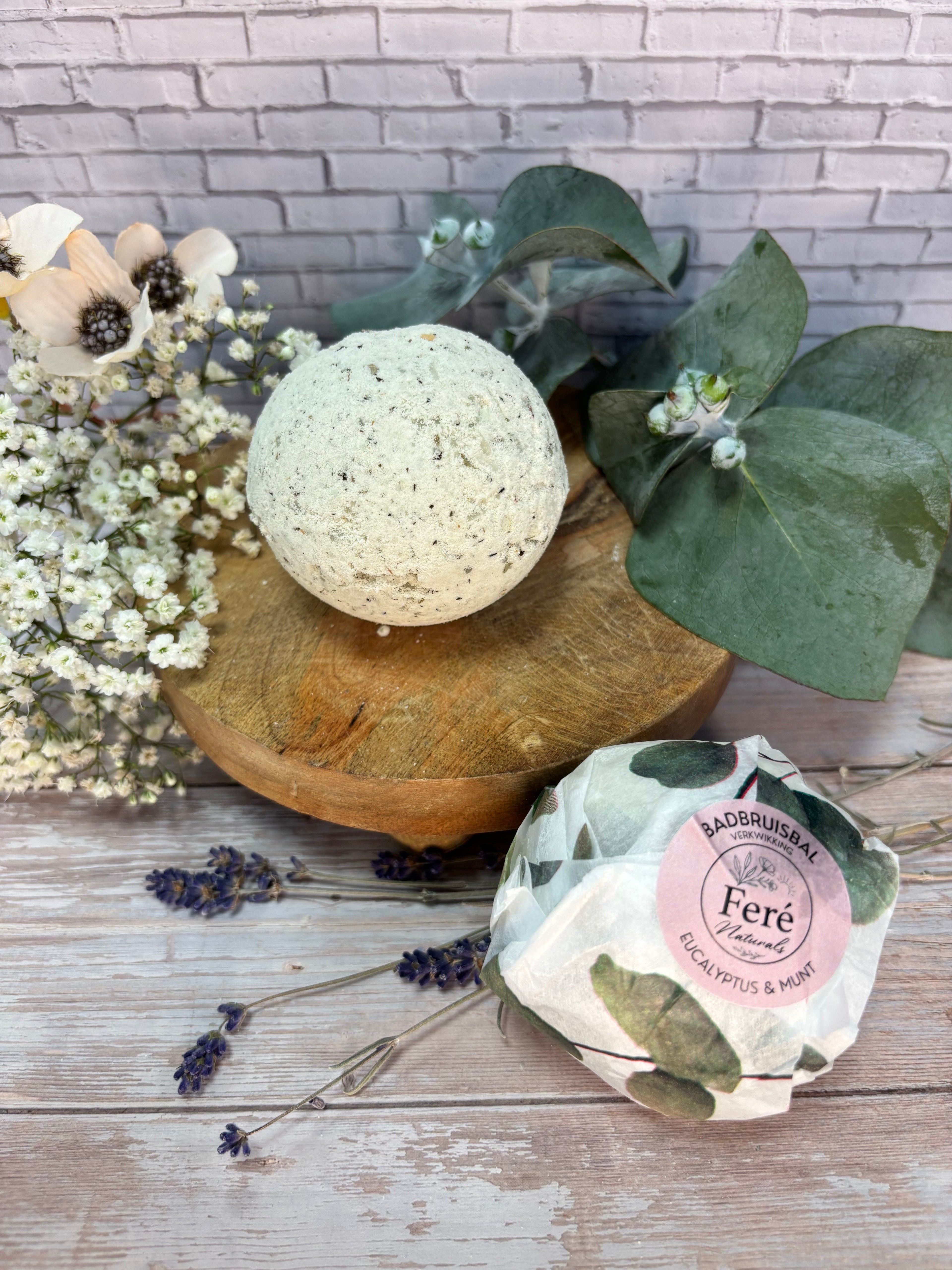 Bad Bruisbal. Verkwikking                     Eucalyptus & Munt