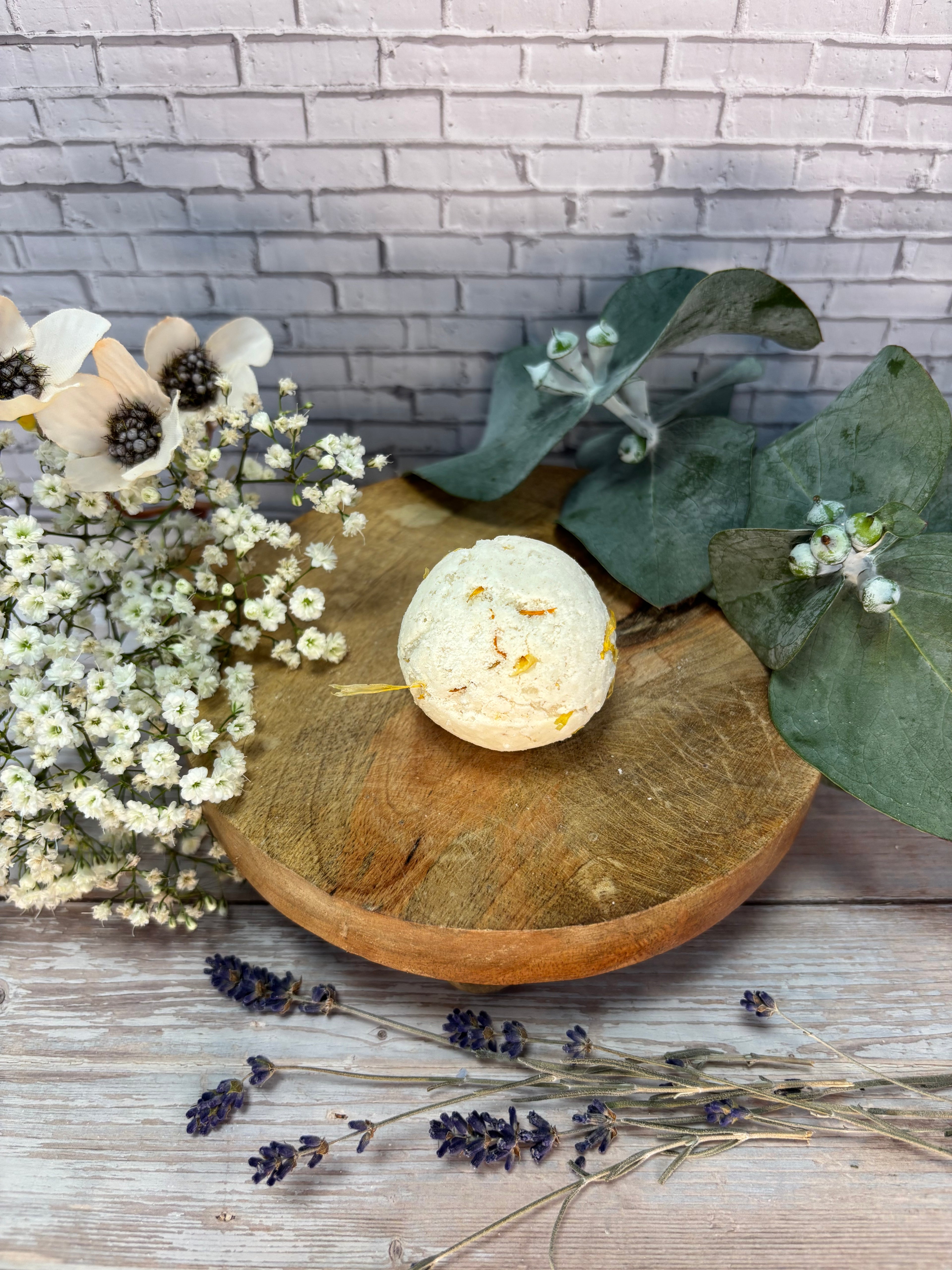 Bad Bruisbal. Geborgenheid.   Baby variant met Calendulabloem