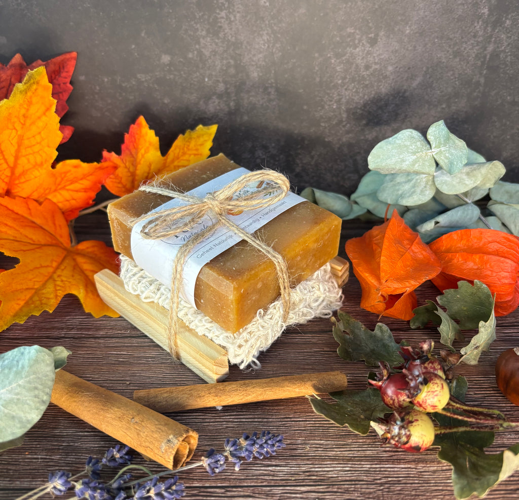 Pompoen, Kruiden & Schapenmelk Zeep 🎃🍂
Warm • Romig • Kruidig
